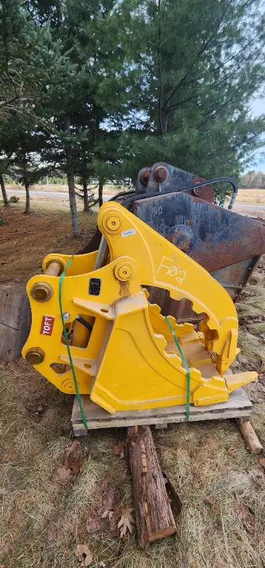 Unused 2023 TOFT 06B 24-inch Bucket with Hydraulic Grapple/Thumb 70 mm Pins, fits 10 - 18 Ton Excava...