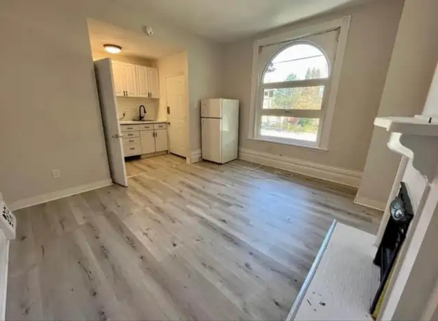 Bachelor Apartment Aug 1 in Long Term Rentals in London - Image 4