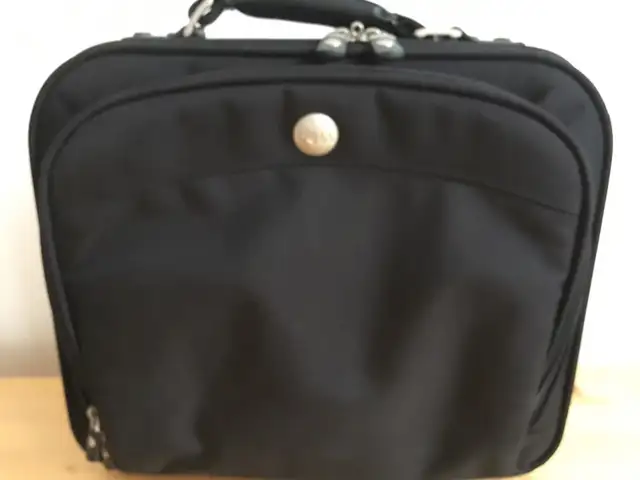 Sac petit portable DELL Small laptop bag in Other in City of Montréal - Image 4