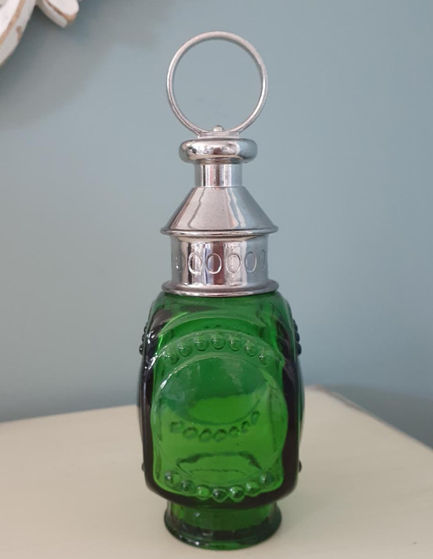 Vintage 1974 Avon Whale Oil Lantern Cologne Green Glass Decanter in Arts & Collectibles in Markham / York Region - Image 2