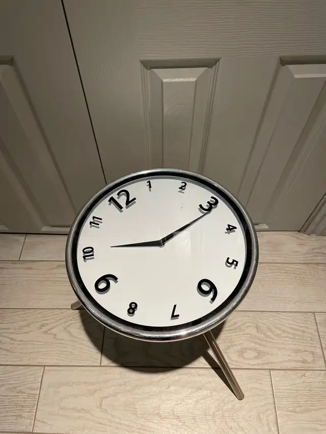 Clock table  in Home Décor & Accents in City of Toronto - Image 2