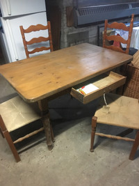 Table antique avec chaises en rotin