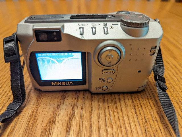 Minolta DiMage S414 4MP Digital Camera with 1GB SD card in Cameras & Camcorders in St. Catharines - Image 3