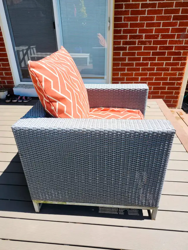 Outdoor Wicker Patio Armchair with Cushion – Excellent Condition in Patio & Garden Furniture in Oakville / Halton Region - Image 3