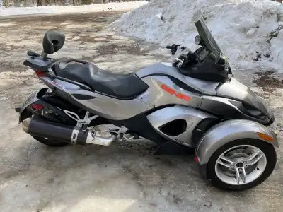 Canam spider 2011. Semi automatique. Avec 29000 kilomètres. 3 pneus neuf tune up fait. Et alignement...