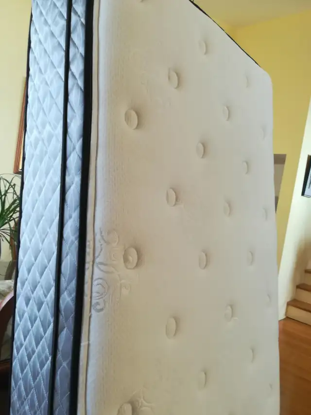 Lit simple en métal in Beds & Mattresses in Laval / North Shore - Image 6
