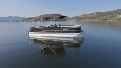 Selling a 2013 Premier Solaris PTX 250 powered by a Mercury 200HP outboard. Comfortable, spacious po...