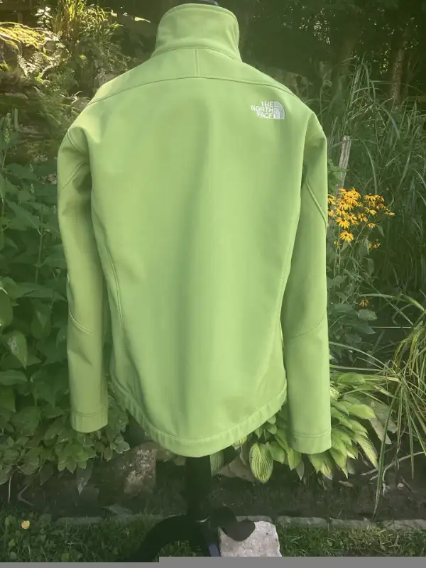 Manteau North Face, femme large. in Women's - Tops & Outerwear in Sherbrooke - Image 4