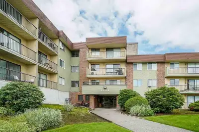 Investors and First time buyers! Turnkey 2 bedroom and one bath upper level unit with nearly 900 sqf...
