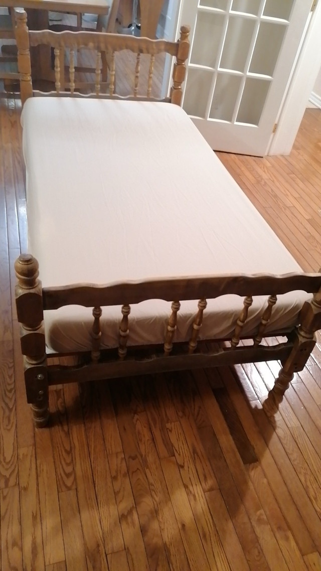 Twin bed set  in Beds & Mattresses in Ottawa - Image 2