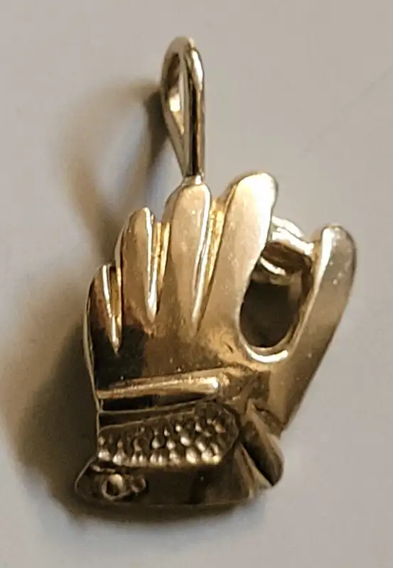 Vintage Rare 10k Gold Baseball Glove & Ball Charm Pendant in Jewellery & Watches in Oshawa / Durham Region - Image 3