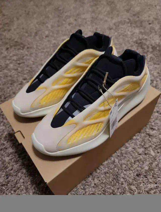 Yeezy 700 v3 Mono Safflower Size 11 Men’s  in Men's Shoes in Hamilton - Image 5