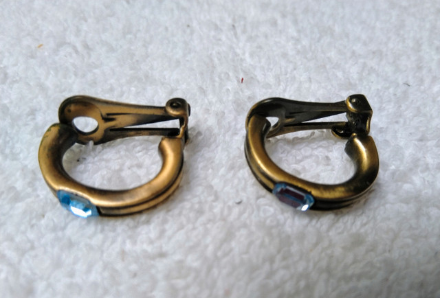 Vintage Hoop Earring, Clip in Jewellery & Watches in Oakville / Halton Region - Image 3