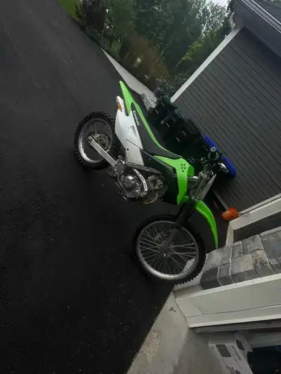 Works great few scratches on the plastics FMF pipe