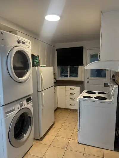 CHAMBRE À LOUER – 5½ EN COLOCATION Une chambre est disponible dans un 5½ en colocation avec deux aut...