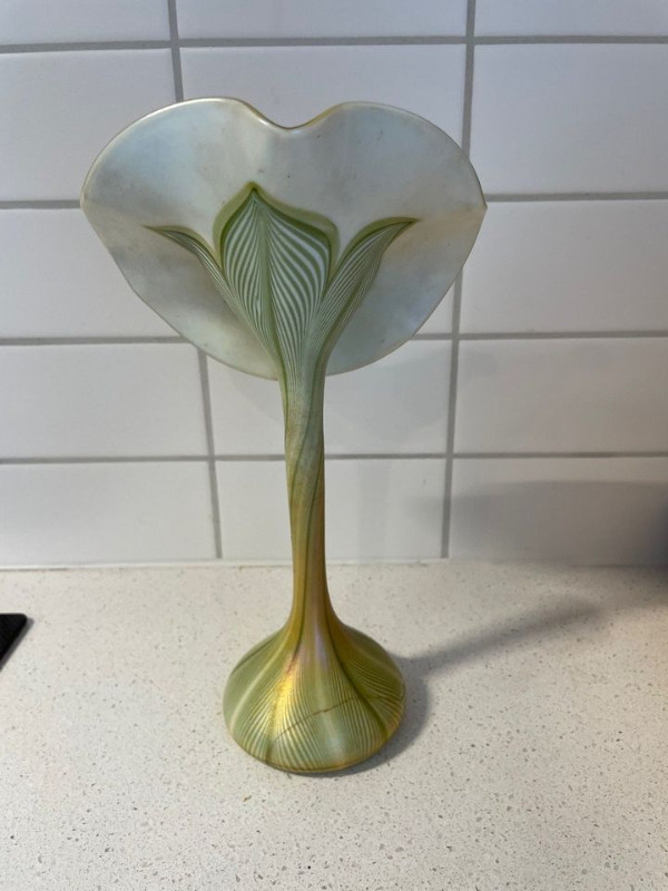 Tiffany Studios/Quezal Style "Jack in the Pulpit" Flower Vase dans Art et objets de collection  à Ville de Montréal - Image 2