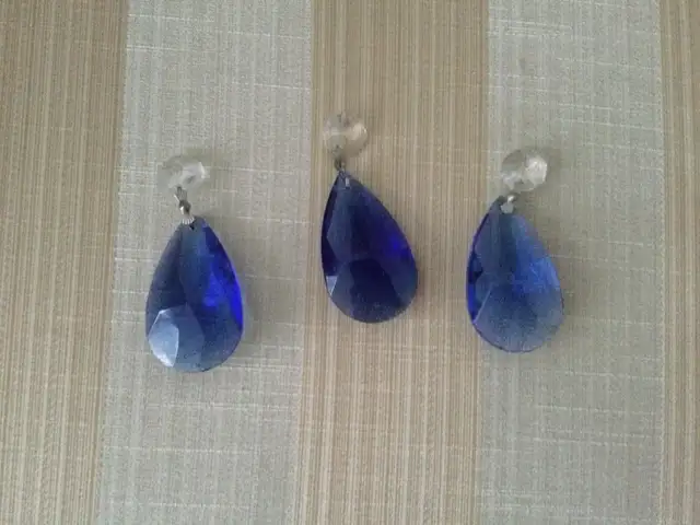 BEAUTIFUL 3 BLUE CRYSTAL FOR CHANDELIER DIM 2.75 INCHES  in Indoor Lighting & Fans in City of Montréal - Image 4