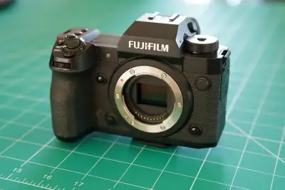 I'm selling my Fujifilm X-H2 mirrorless camera, known for its 40.2MP APS-C X-Trans CMOS 5 HR sensor...