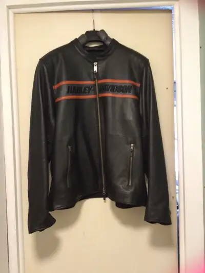 Black Harley leather jacket mint condition worn couple times bought at blackbridge cycle XL