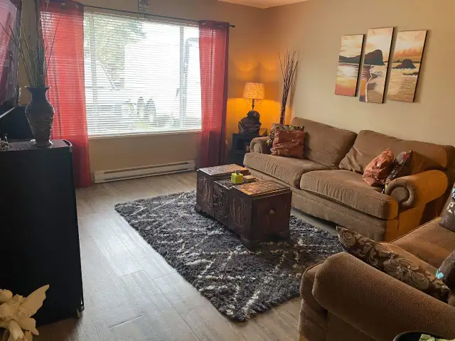 3 Bed / 1.5 Bath Centrally Located Duplex