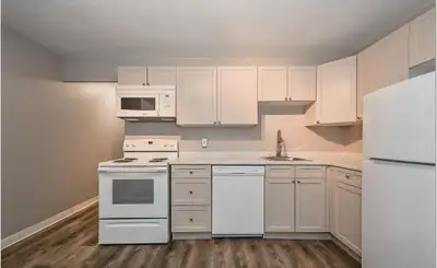 2 rooms available in a 4 bedroom, 2 washroom apartment Major Intersection: Westmount Rd & University...