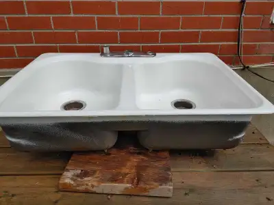 Lavabo de cuisine double en fonte. Bon état. Mesure 33" x 22" et 8" profond. Double basin cast iron...