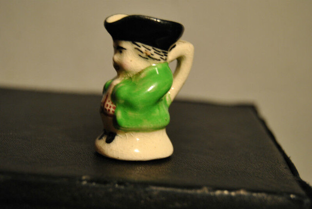 VINTAGE ENGLAND PORCELAIN CERAMIC SMALL MUG in Arts & Collectibles in Vancouver - Image 2