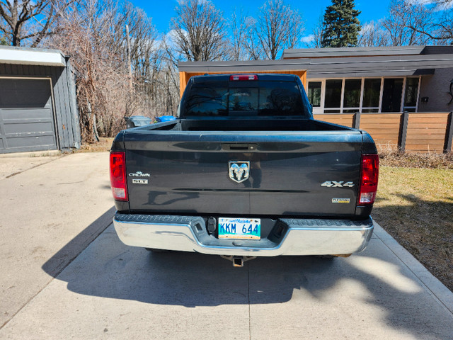 2014 Ram 1500 SLT 4x4 6ft 4 in box Quad Cab V6 in Cars & Trucks in Winnipeg - Image 4
