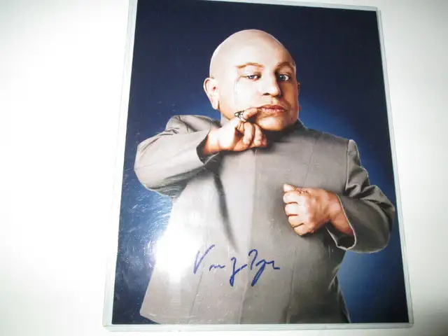 Verne Troyer Mini Me Signed 8 X 10 Photo63826840564867120