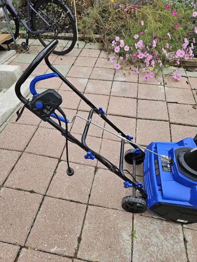 SnowJoe Electric Snow Blower in Snowblowers in City of Toronto - Image 3