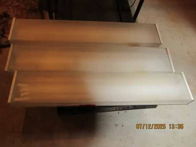 4 FL lights in great working condition in Electrical in Summerside - Image 3