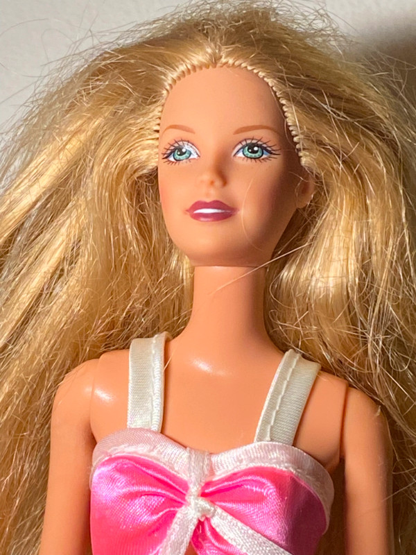 Vintage  1998 Mattel Barbie Doll # 74 in Arts & Collectibles in Vancouver - Image 4