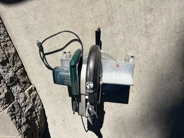 Black and Decker 10” miter saw 1710 in Power Tools in Edmonton - Image 3