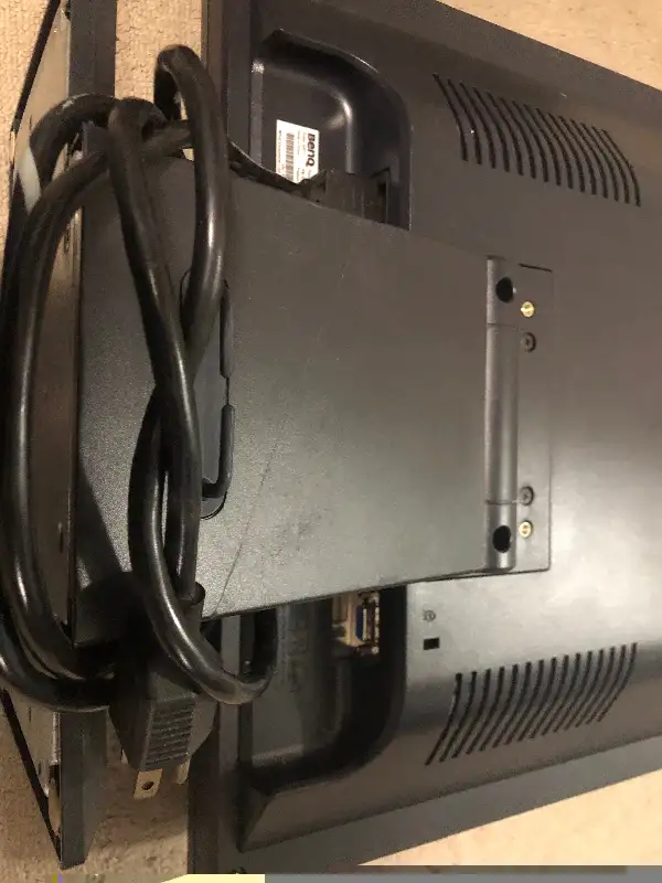 $45 for computer monitor comes with power cable and has vga port in Desktop Computers in Mississauga / Peel Region - Image 3