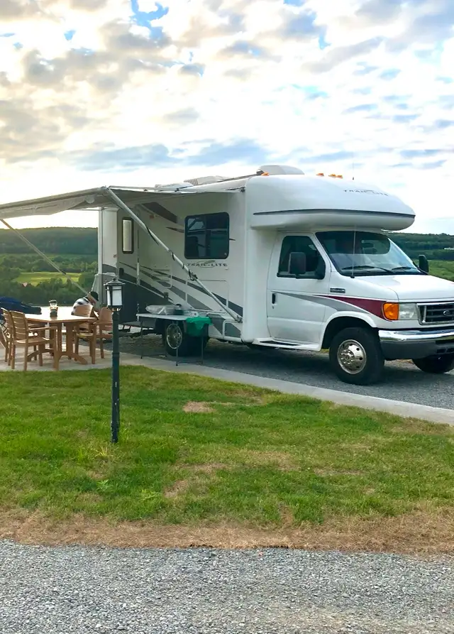 VR Motorisé Trail-Lite in RVs & Motorhomes in Québec City - Image 4
