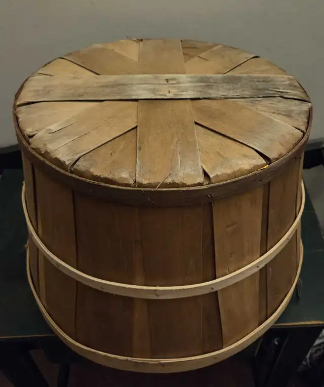 Primitive VTG Larg Basket Country Farm Wood Fruit Vegetable in Home Décor & Accents in City of Toronto - Image 8