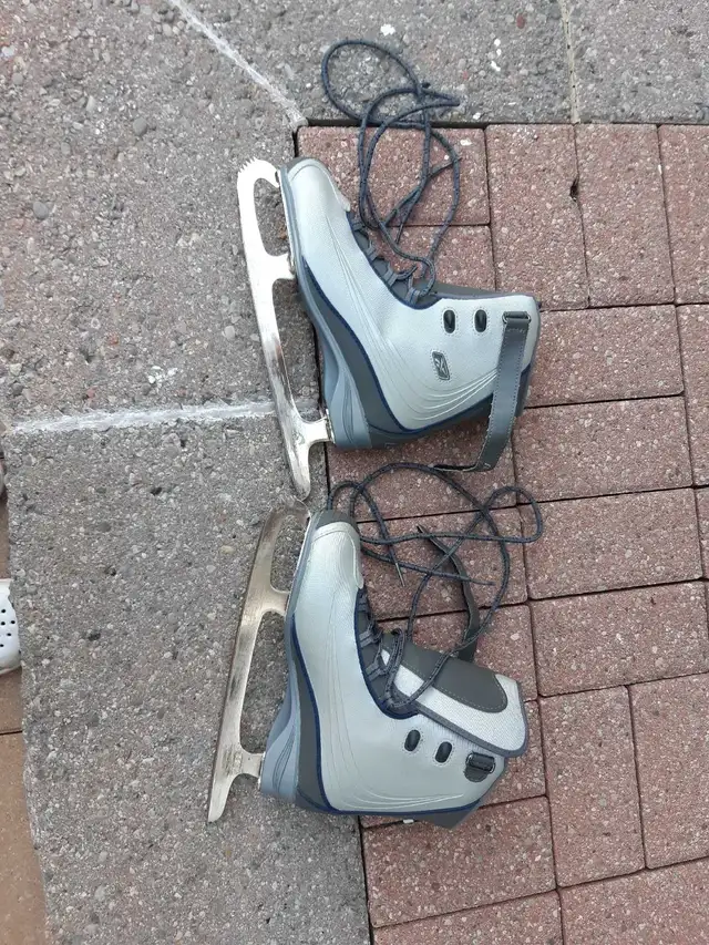 Reebok Ice Skates in Skates & Blades in Ottawa - Image 3