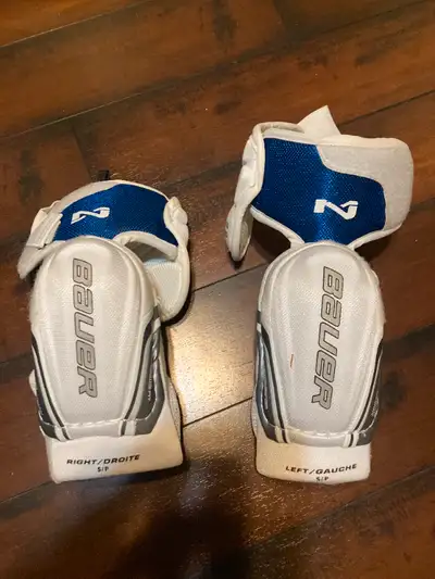 Bauer Nexus 8000 Hockey Elbow, Senior Small. Like New.