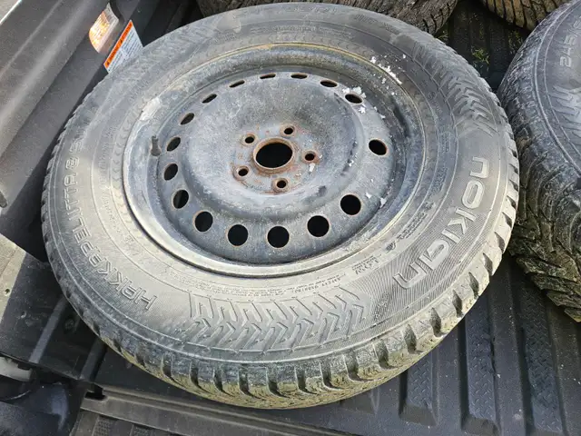 245/65R17 Nokian Hakkapeliitta 8 SUV in Tires & Rims in City of Montréal - Image 3