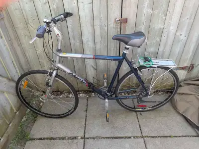 Features: Front suspension, fenders, rear rack Size: Suitable for riders 6ft and above Condition: Go...