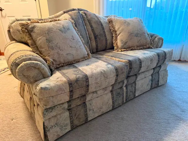 Quality 2-Seater Loveseat – Excellent Condition in Couches & Futons in Saskatoon - Image 3