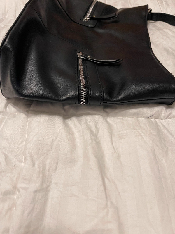 George Messenger Bag~ Black~Shoulder Bag in Women's - Bags & Wallets in Barrie - Image 3