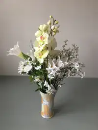 Vase Avec Fleurs Artificielles - Vase With Artificial Flowers