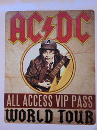 AC/DC ® / ENSEIGNE DÉCORATIVE EN MÉTAL 30,5 X 38 cm