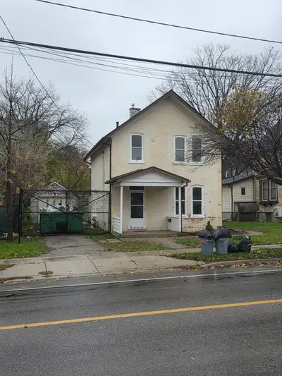 Full House for rent Downtown, with 5 parking spots easy access to expressway