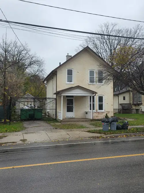 Full House for rent Downtown, with 5 parking spots easy access to expressway