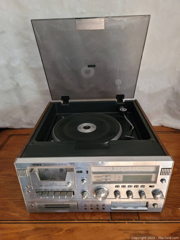 8 track cassette player -Yorx M2682-U Stereo in Stereo Systems & Home Theatre in Oakville / Halton Region - Image 2