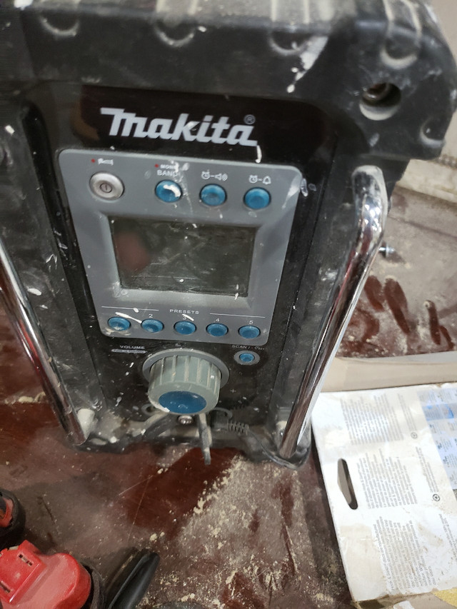 MAKITA 18V LXT Lithium-Ion Cordless or Electric Jobsite Radio in Other in City of Toronto - Image 2