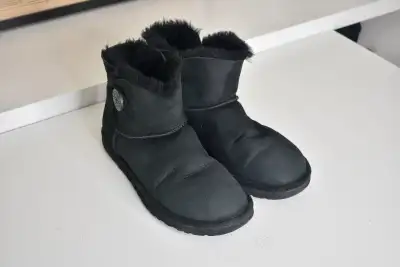 UGG Women's Mini Bailey Button II Original price: $190 Sell for: $80 Color: Black Size: Women 9 mate...