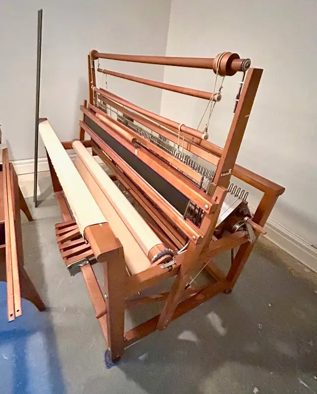 Leclerc: 60-inch weaving loom, bench and rose (see price)63373373369219121